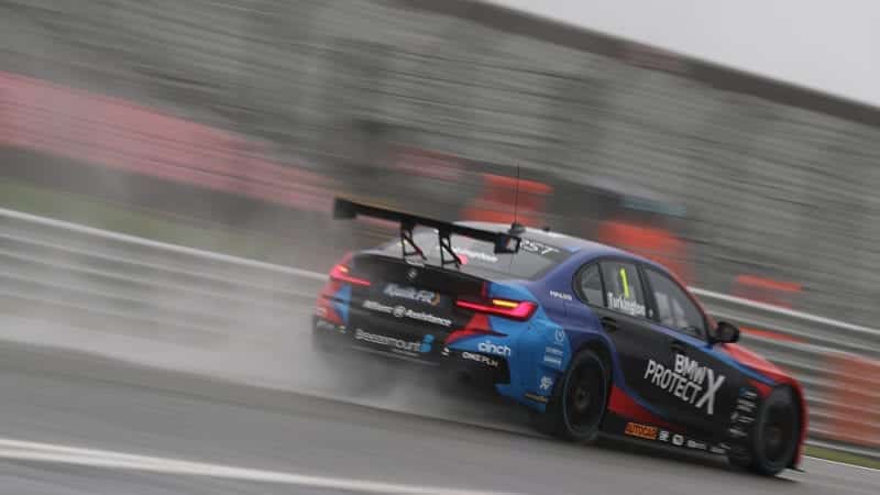 Colin Turkington's BMW creates a trail of spray at Brands Hatch in the 2020 BTCC