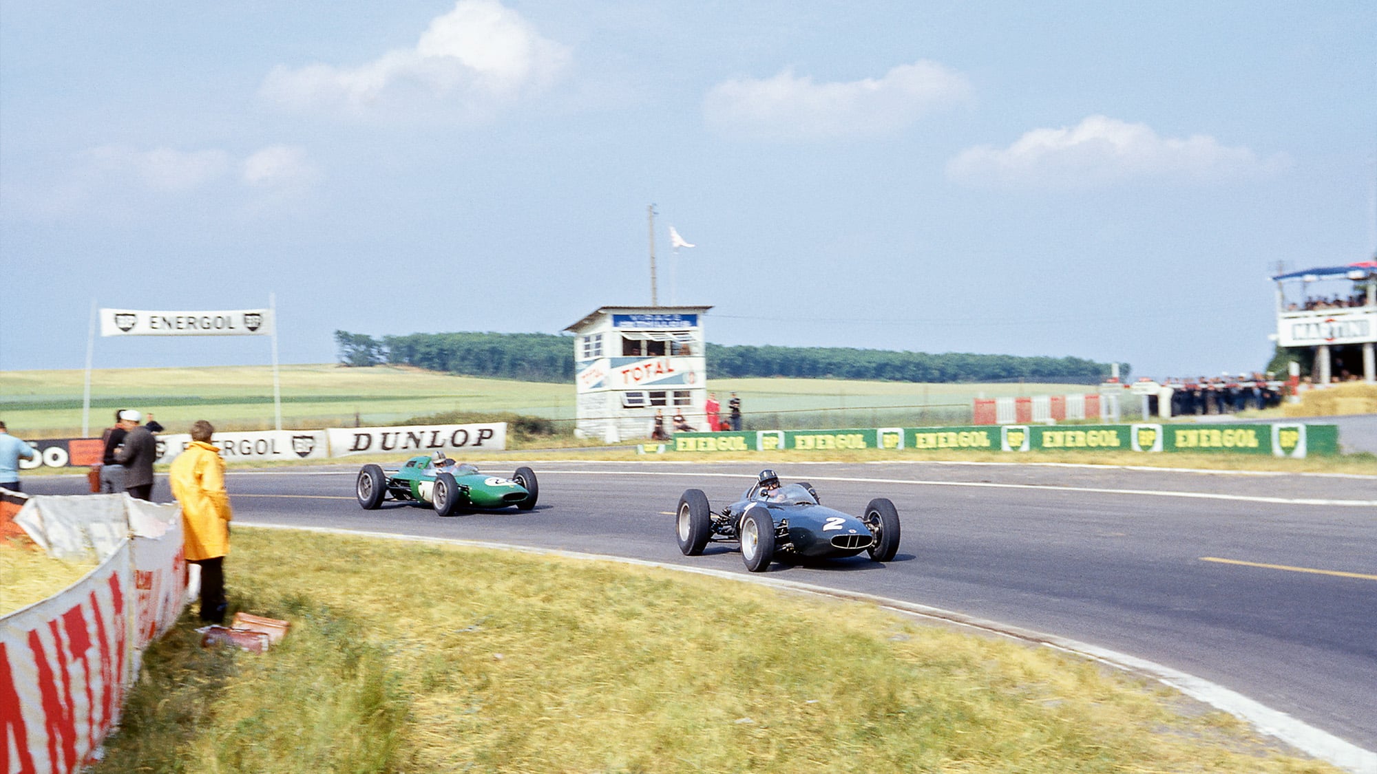 Graham Hill’s BRM P57 leads Jack Brabham’s Lotus 24 in the 1962 Grand Prix de Reims