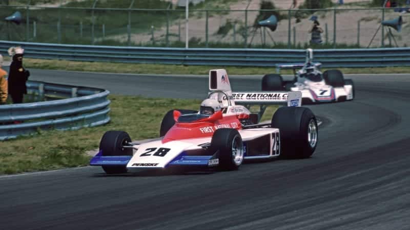 Mark Donohue (Penske-Ford) leads Carlos Reutemann (Brabham-Ford) in the 1975 Dutch Grand Prix in Zandvoort. Photo: Grand Prix Photo