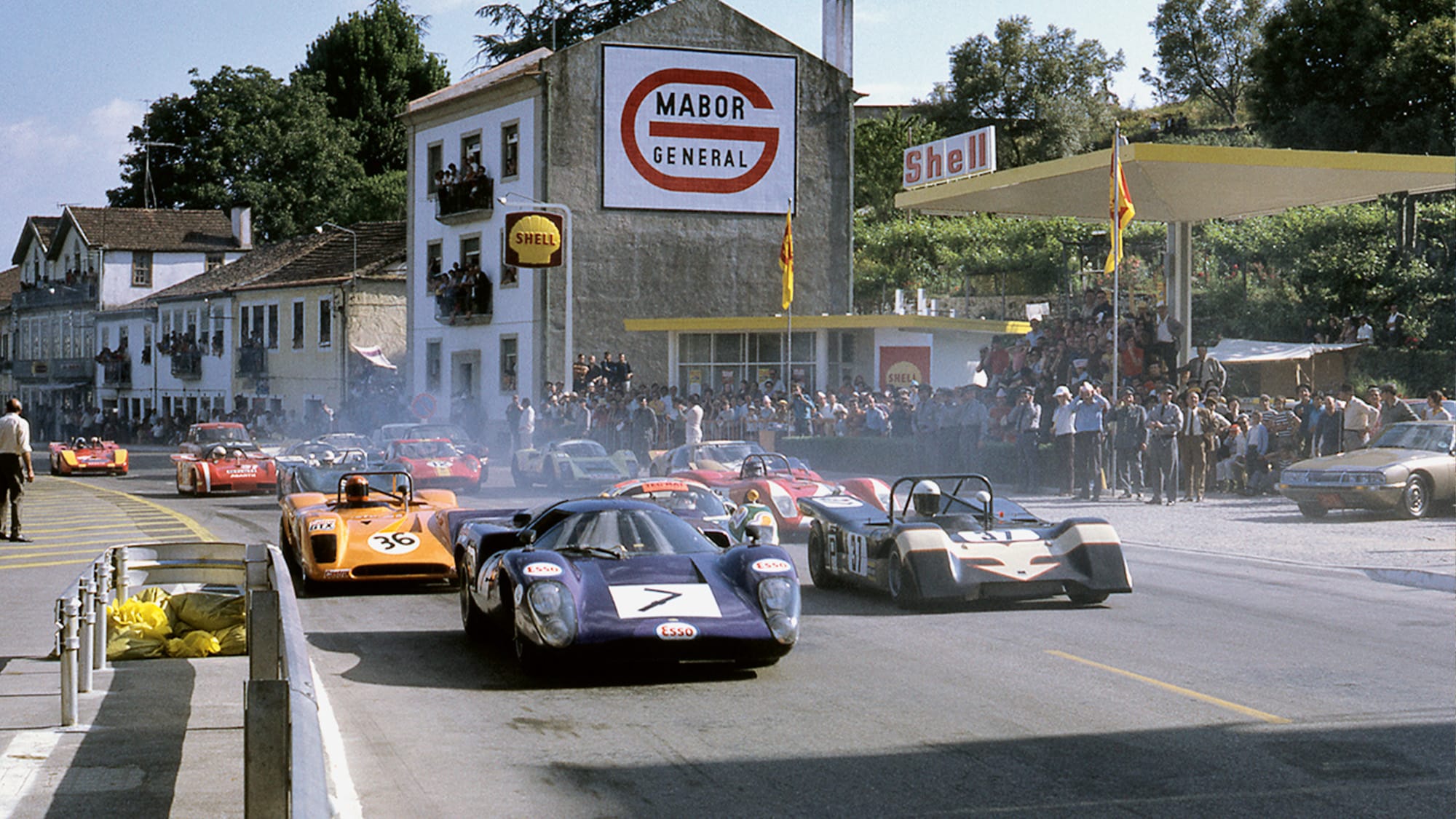 Start of the 1971 international sports car race at the Portuguese Vila Real track