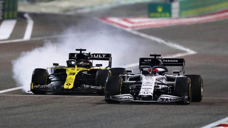 Daniel Ricciardo with Daniil Kvyat in the 2020 Sakhir Grand Prix