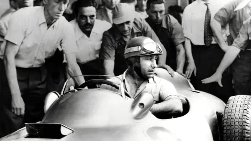 MOTORSPORT - F1 1955 - ARGENTINA GP - BUENOS AIRES - PHOTO: LAT / DPPI JUAN MANUEL FANGIO (ARG) / MERCEDES W196 DAIMLER BENZ - AMBIANCE - PORTRAIT - WINNER