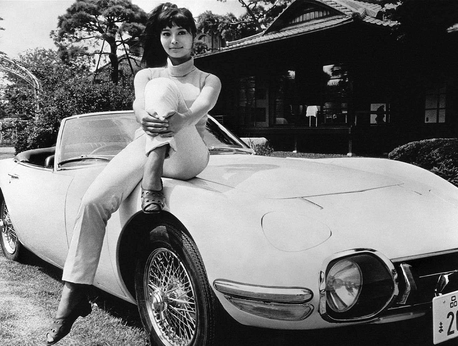 Aki with James Bond Toyota 2000GT