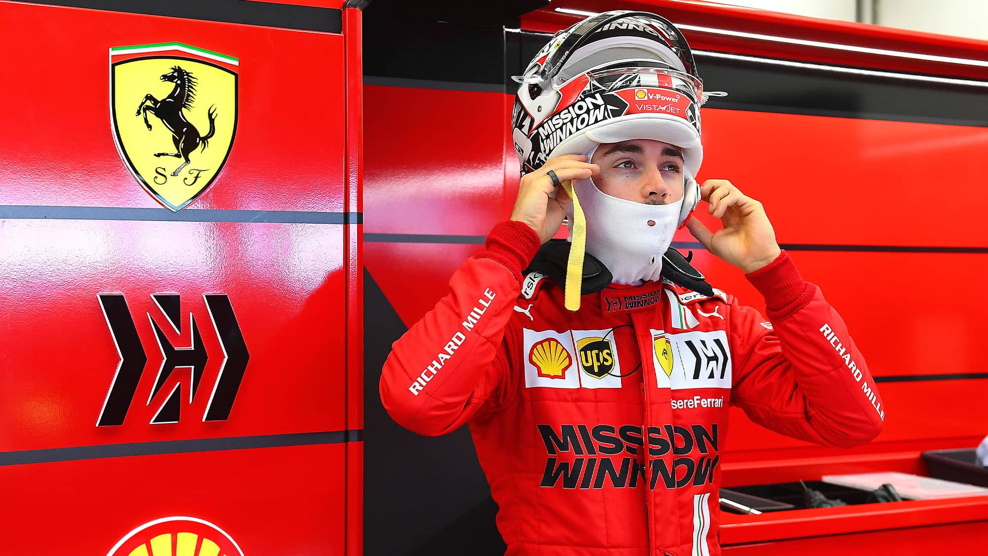 Carlos Sainz puts his helmet on in 2021 preseason testing
