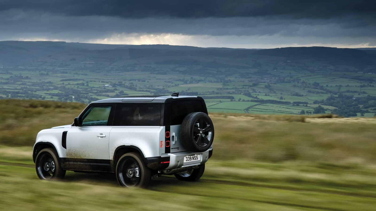 Land Rover Defender off road