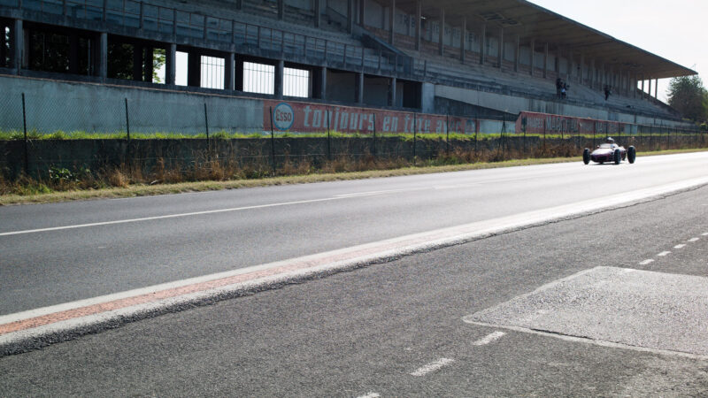 Derek Hill driving SHarknose Ferrari 156 past the Reims pits