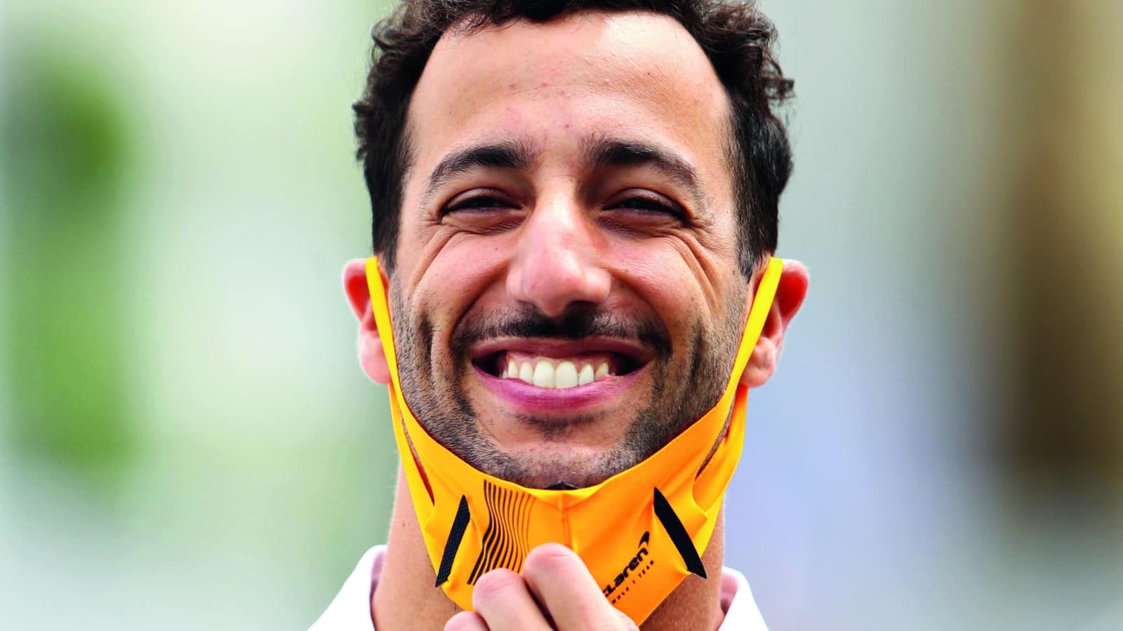 Daniel-Ricciardo-smiling-with-facemask