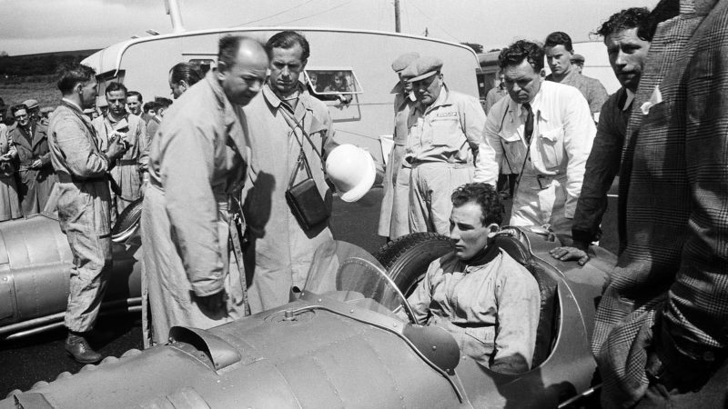Stirling-Moss-in-BRM-V16-at-the-1952-Ulter-Trophy-Dundrod