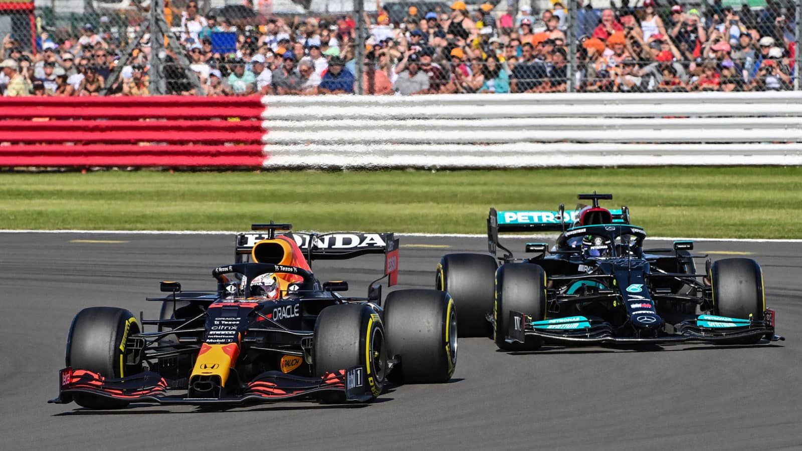 33 VERSTAPPEN Max (nld), Red Bull Racing Honda RB16B, action 44 HAMILTON Lewis (gbr), Mercedes AMG F1 GP W12 E Performance, action during the Sprint Race of Formula 1 Pirelli British Grand Prix 2021, 10th round of the 2021 FIA Formula One World Championship from July 16 to 18, 2021 on the Silverstone Circuit, in Silverstone, United Kingdom - Photo DPPI