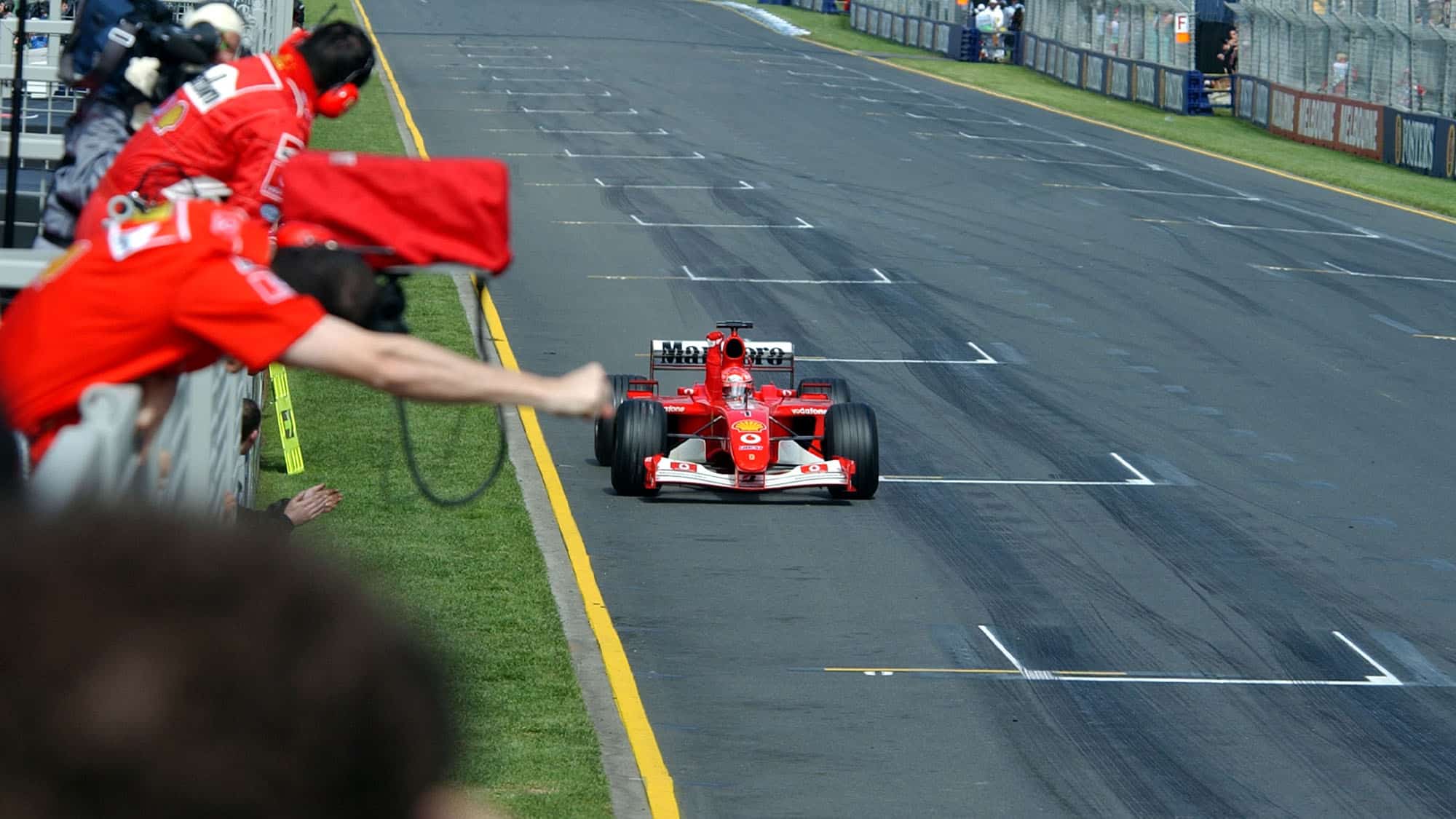 AUTO - F1 2002 - AUSTRALIA GP - MELBOURNE 20020303 - PHOTO: GILLES LEVENT / DPPI N¡ 1 - MICHAEL SCHUMACHER (GER) / FERRARI - ACTION FINISH LINE # 00000691_333