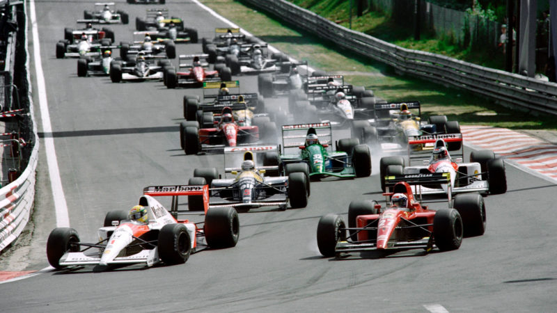 Brazilian driver Ayrton Senna, on McLaren-Honda (L) leads the pack at the 