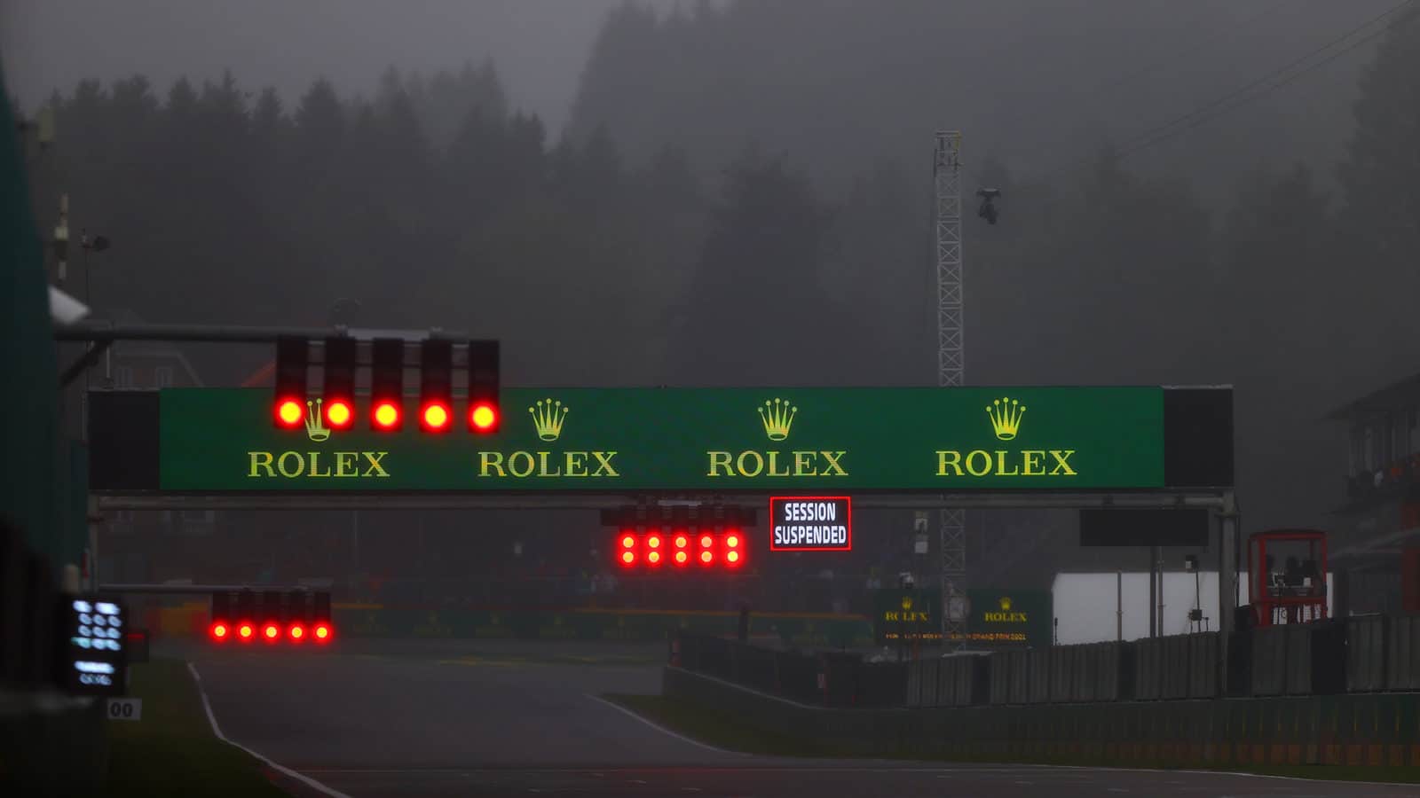 Session suspended sign over the grid at Spa Francorchamps