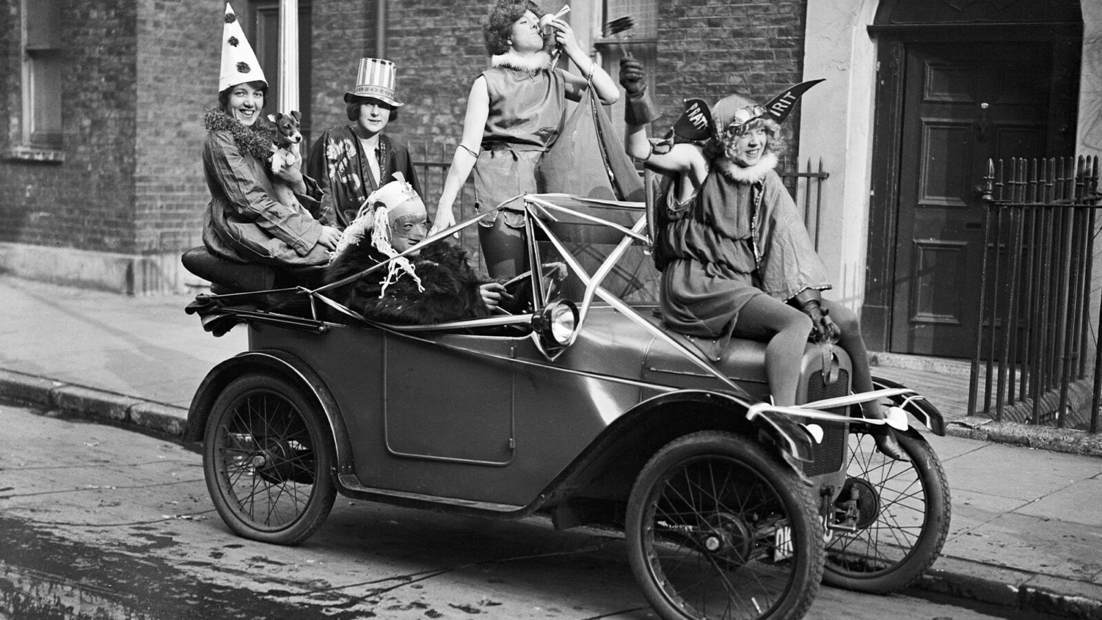 Austin 7 five-seater full of passengers