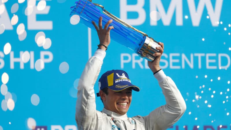 Nyck de Vries holds up the 2021 Berlin E-Prix Formula E trophy