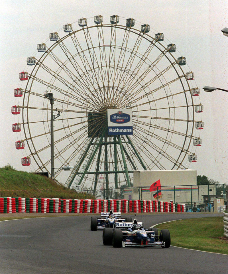 Damon-hill-ahead-of-Jacques-Villeneuve-in-front-of-Suzuka-ferris-wheel