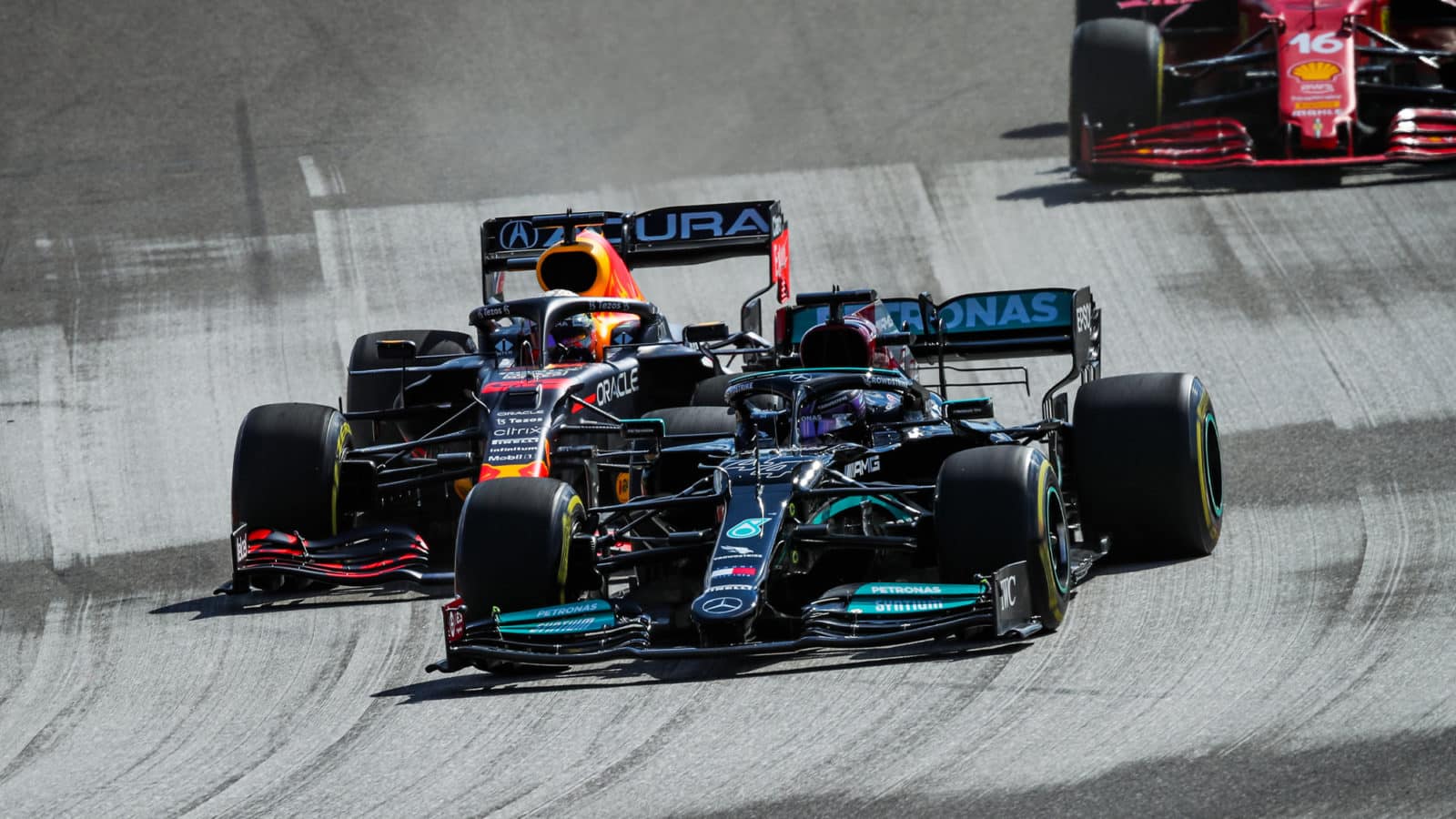 Max Verstappen and Lewis Hamilton fight for the lead of the 2021 US Grand Prix