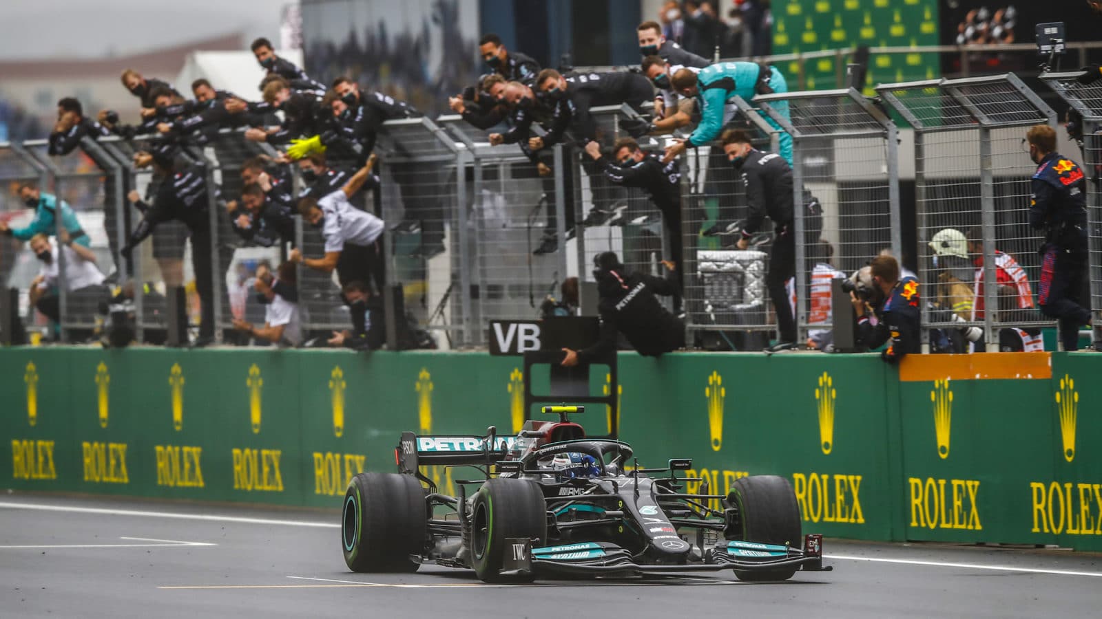 Valtteri Bottas crosses the line to win the 2021 Turkish Grand Prix