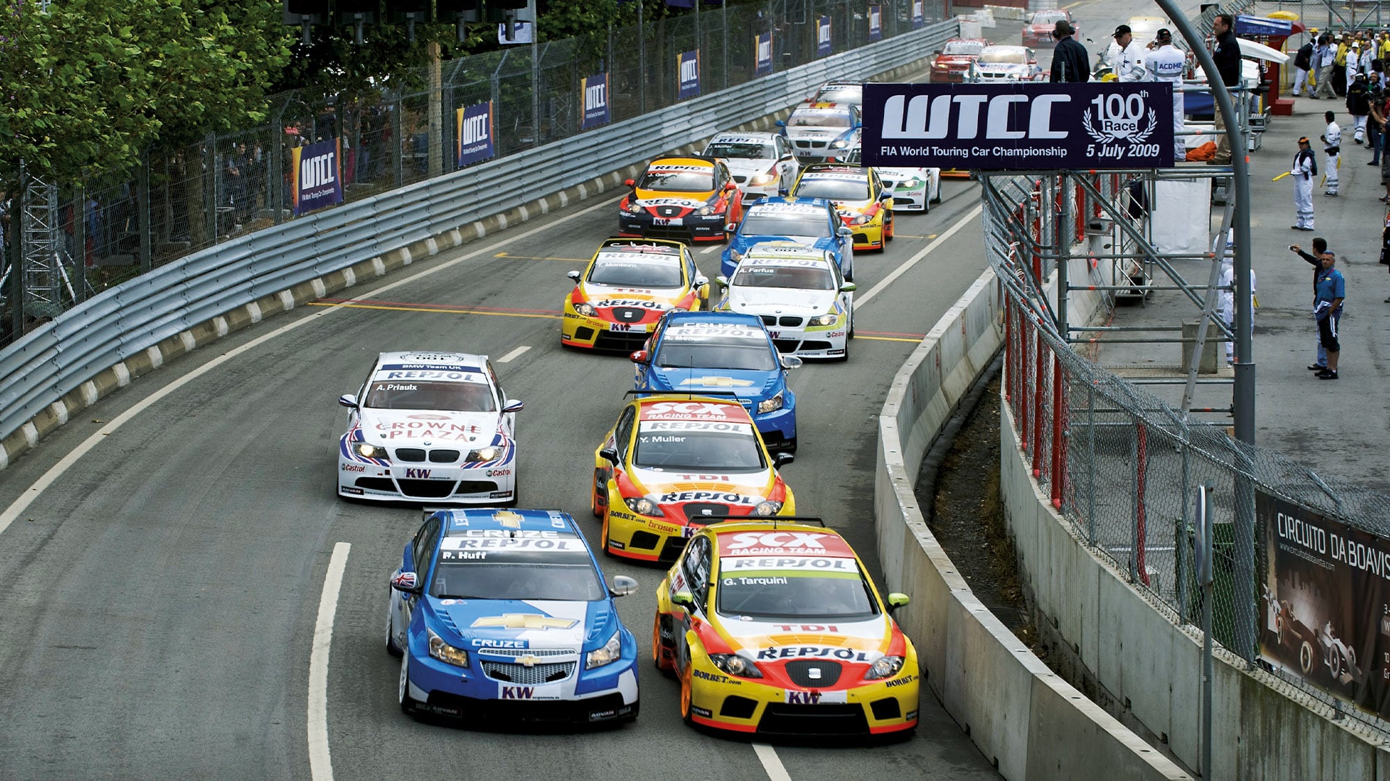 Gabriele Tarquini leads in 2009 WTCC race