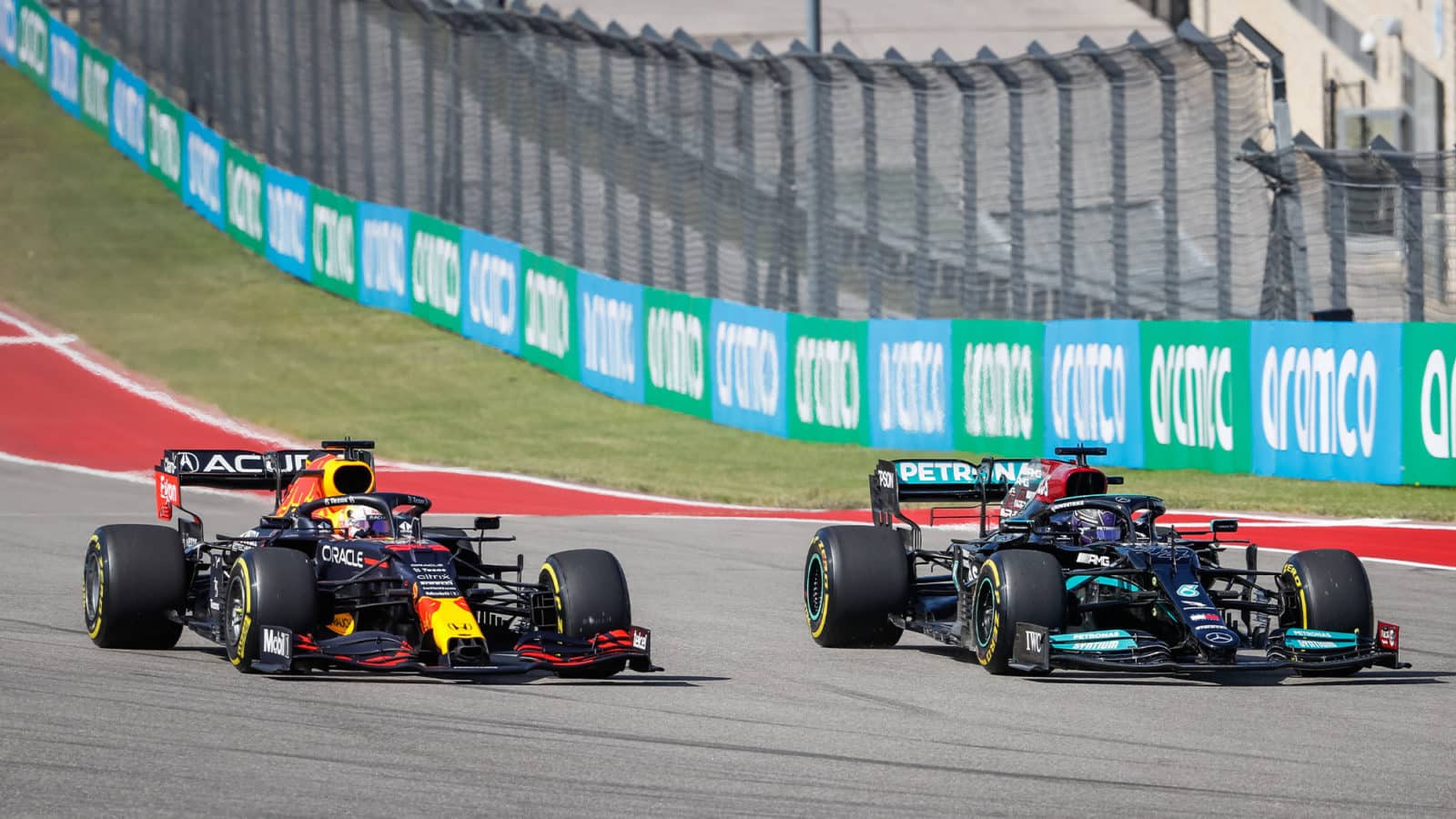 start of the race, depart, 33 VERSTAPPEN Max (nld), Red Bull Racing Honda RB16B, 44 HAMILTON Lewis (gbr), Mercedes AMG F1 GP W12 E Performance, action during the Formula 1 Aramco United States Grand Prix 2021, 17th round of the 2021 FIA Formula One World Championship from October 21 to 24, 2021 on the Circuit of the Americas, in Austin, Texas, United States of American - Photo Antonin Vincent / DPPI