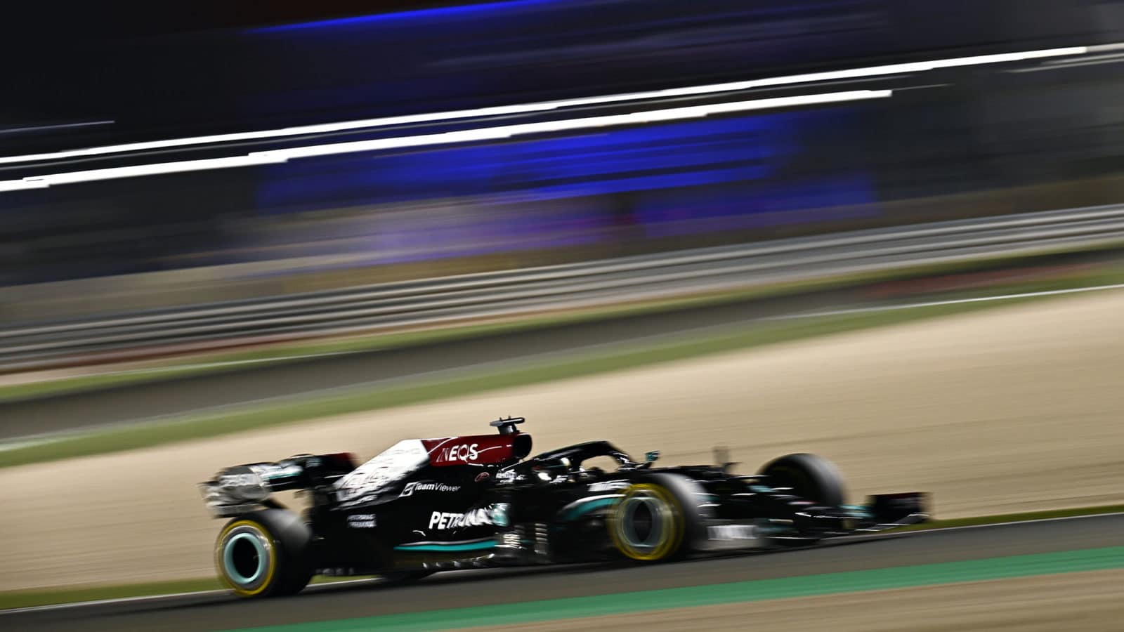 DOHA, QATAR - NOVEMBER 21: Lewis Hamilton of Great Britain driving the (44) Mercedes AMG Petronas F1 Team Mercedes W12 during the F1 Grand Prix of Qatar at Losail International Circuit on November 21, 2021 in Doha, Qatar. (Photo by Clive Mason/Getty Images)