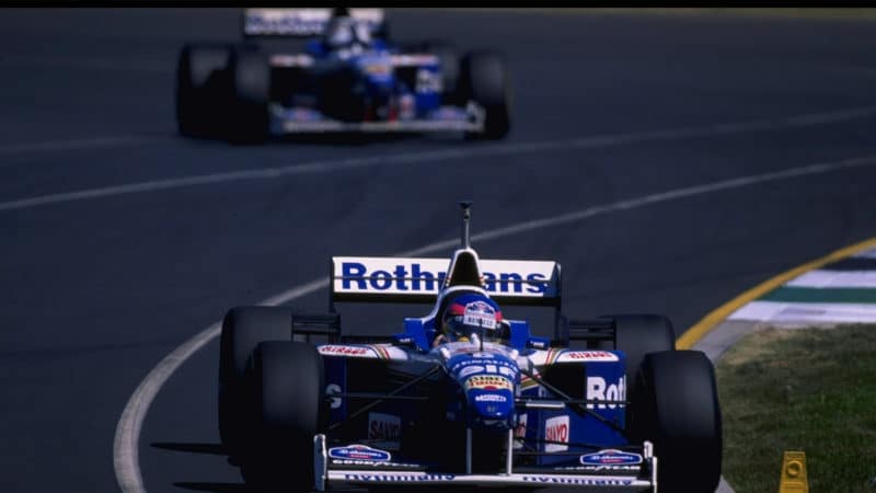 Jacques Villeneuve leads Damon Hill at the 1996 Australian GP