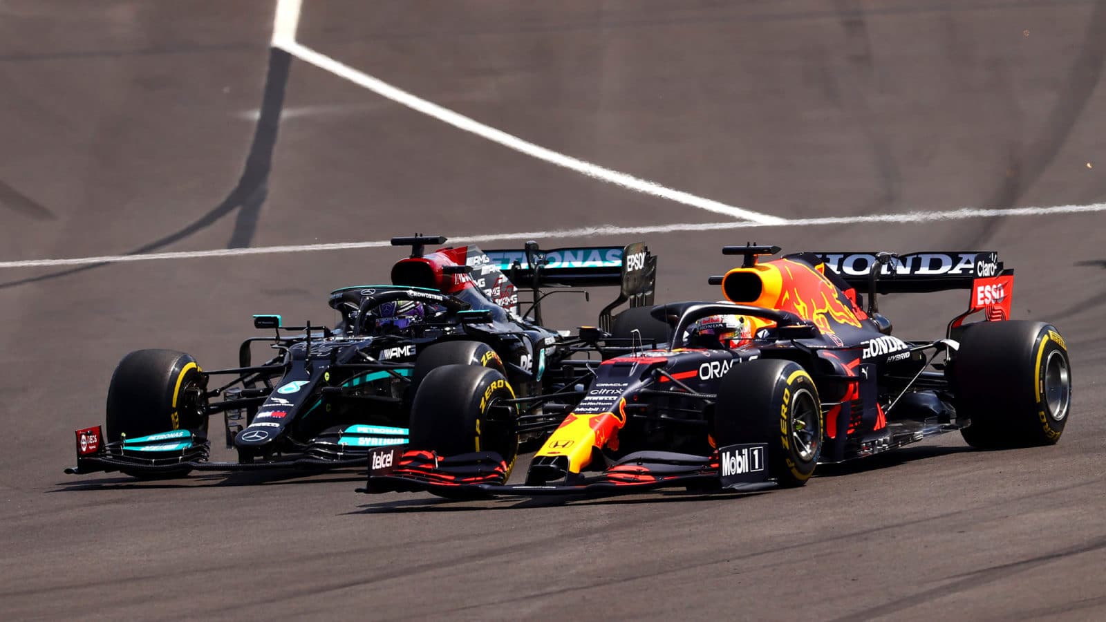 Lewis Hamilton battles with Max Verstappen at the 2021 Portuguese Grand Prix