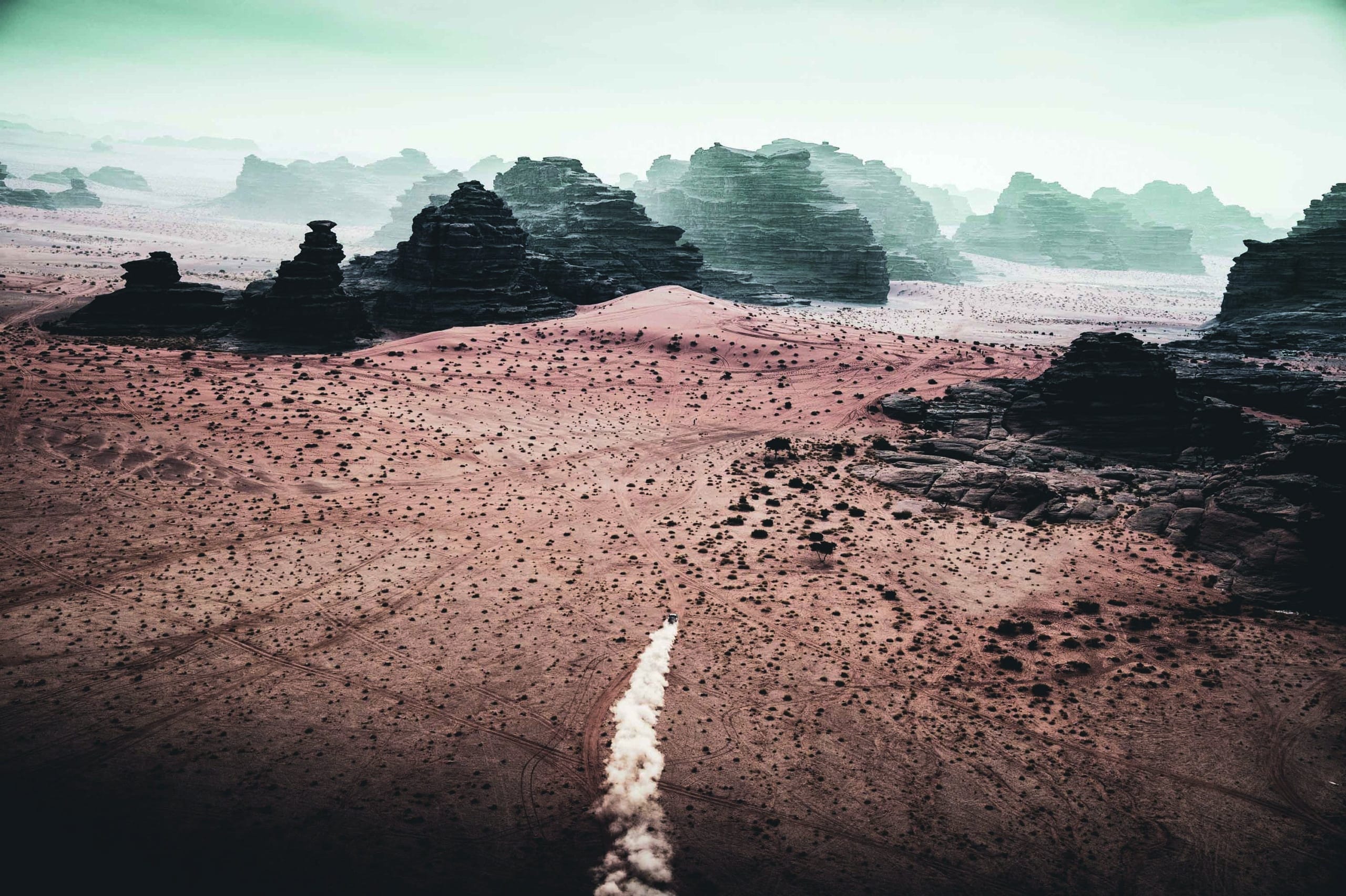 Benediktas-Vanagas-leaves-a-trail-of-dust-in-Saudi-Arabian-desert-during-Dakar-2021