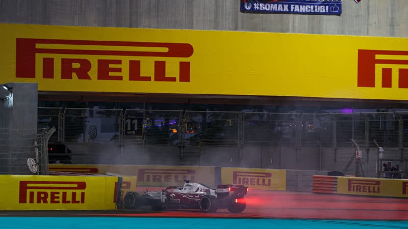 Kimi Raikkonen crashes out of the 2021 Abu Dhabi Grand Prix