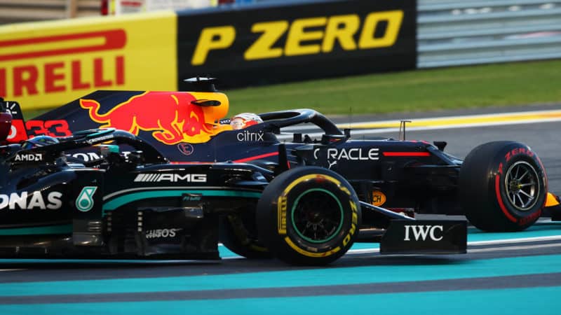 Lewis Hamilton runs wide past Max Verstappen at the 2021 Abu Dhabi Grand Prix