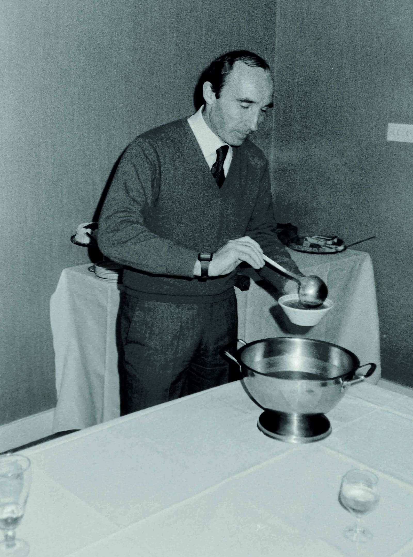 Frank-Williams-serves-soup-for-journalists-at-Williams-HQ