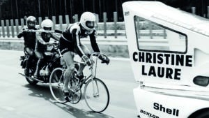 Jean Claude Rude cycles behind modified Porsche 935 Turbo in cycling speed record attempt