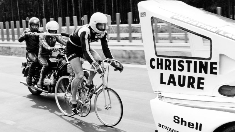 Cycling speed record attempt behind Porsche 935 Turbo
