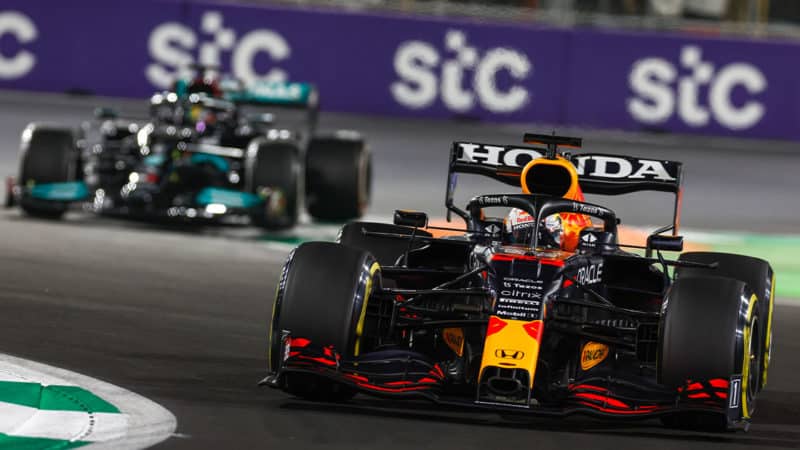 VERSTAPPEN Max (ned), Red Bull Racing Honda RB16B, HAMILTON Lewis (gbr), Mercedes AMG F1 GP W12 E Performance, action during the Formula 1 stc Saudi Arabian Grand Prix 2021, 21th round of the 2021 FIA Formula One World Championship from December 3 to 5, 2021 on the Jeddah Corniche Circuit, in Jeddah, Saudi Arabia - Photo DPPI