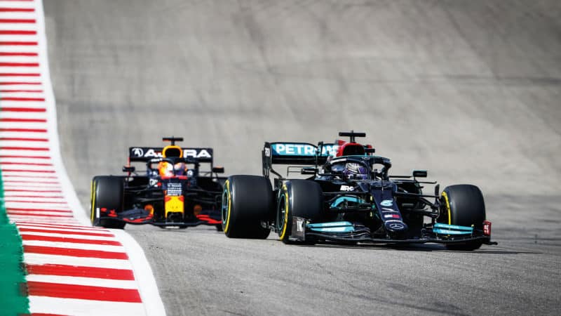 Lewis-Hamilton-leads-MAx-Verstappen-in-USGP