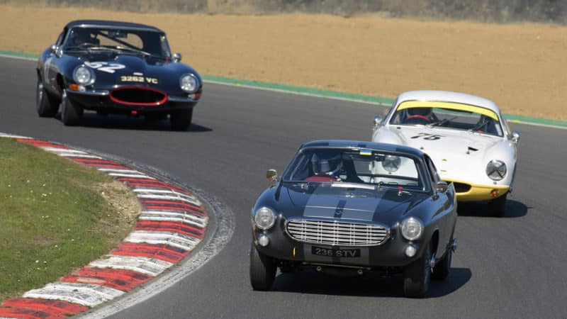 Volvo P1800 of John Pearson leads group of cars at Brands Hatch Equipe race