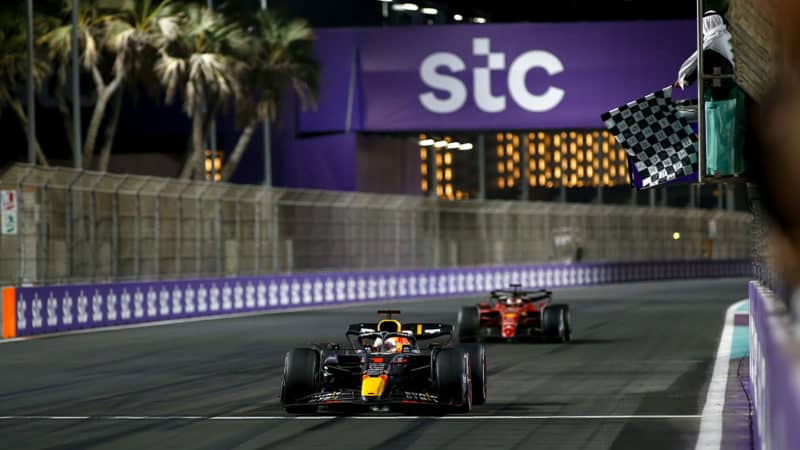 01 VERSTAPPEN Max (nld), Red Bull Racing RB18, 16 LECLERC Charles (mco), Scuderia Ferrari F1-75, action chequered flag, drapeau a damier during the Formula 1 STC Saudi Arabian Grand Prix 2022, 2nd round of the 2022 FIA Formula One World Championship, on the Jeddah Corniche Circuit, from March 25 to 27, 2022 in Jeddah, Saudi Arabia - Photo DPPI