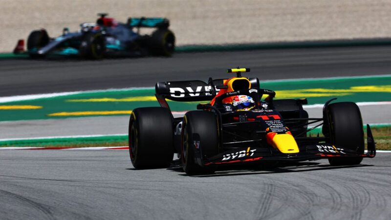 BARCELONA, SPAIN - MAY 22: Sergio Perez of Mexico driving the (11) Oracle Red Bull Racing RB18 leads George Russell of Great Britain driving the (63) Mercedes AMG Petronas F1 Team W13 during the F1 Grand Prix of Spain at Circuit de Barcelona-Catalunya on May 22, 2022 in Barcelona, Spain. (Photo by Mark Thompson/Getty Images)