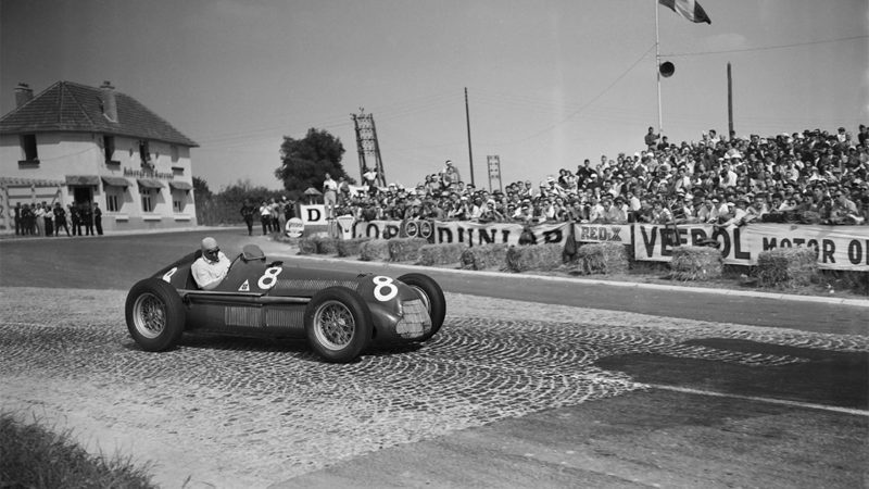 Luigi Fagioli dans son 'Alfa Romeo 159' et Luigi Villoresi dans sa 'Ferrari 375 F1' lors du Grand Prix automobile de France, le 1er juillet 1951, sur le circuit de Reims-Gueux. (Photo by Keystone-France/Gamma-Rapho via Getty Images)