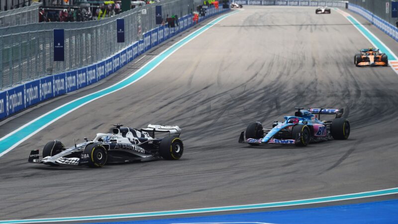 Fernando Alonso behind Pierre Gasly in the 2022 Miami Grand Prix