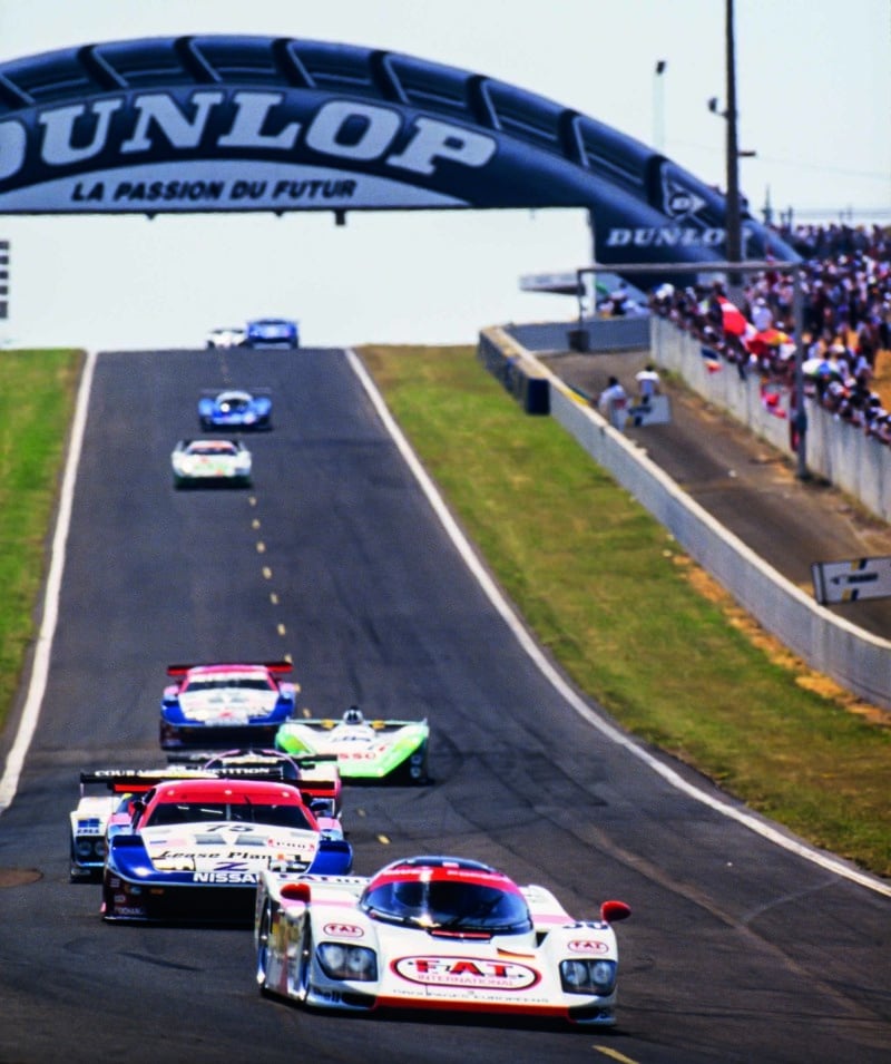 Porsche-962-leads-in-the-1994-Le-Mans-24-hours