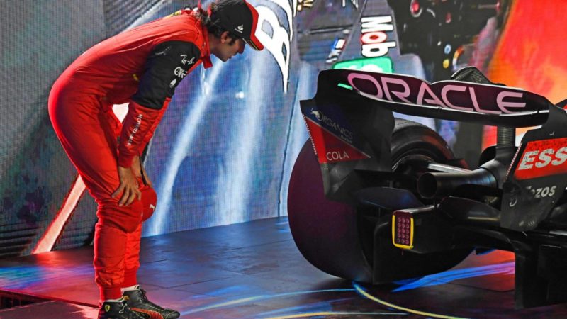 Carlos Sainz examines the Red Bull of Max Verstappen