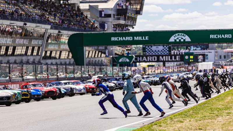 Drivers-run-to-their-cars-for-the-Plateau-2-race-at-the-2022-Le-Mans-Classic