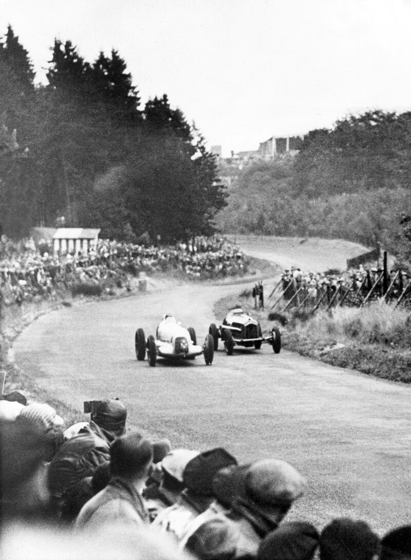 M.v.Brauchitsch überholt Chiron beim GP auf dem Nürburgring