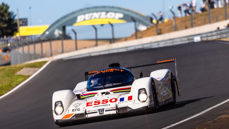 Peugeot-905-at-Le-Mans-Classic-2022-with-Dunlop-Bridge-in-background