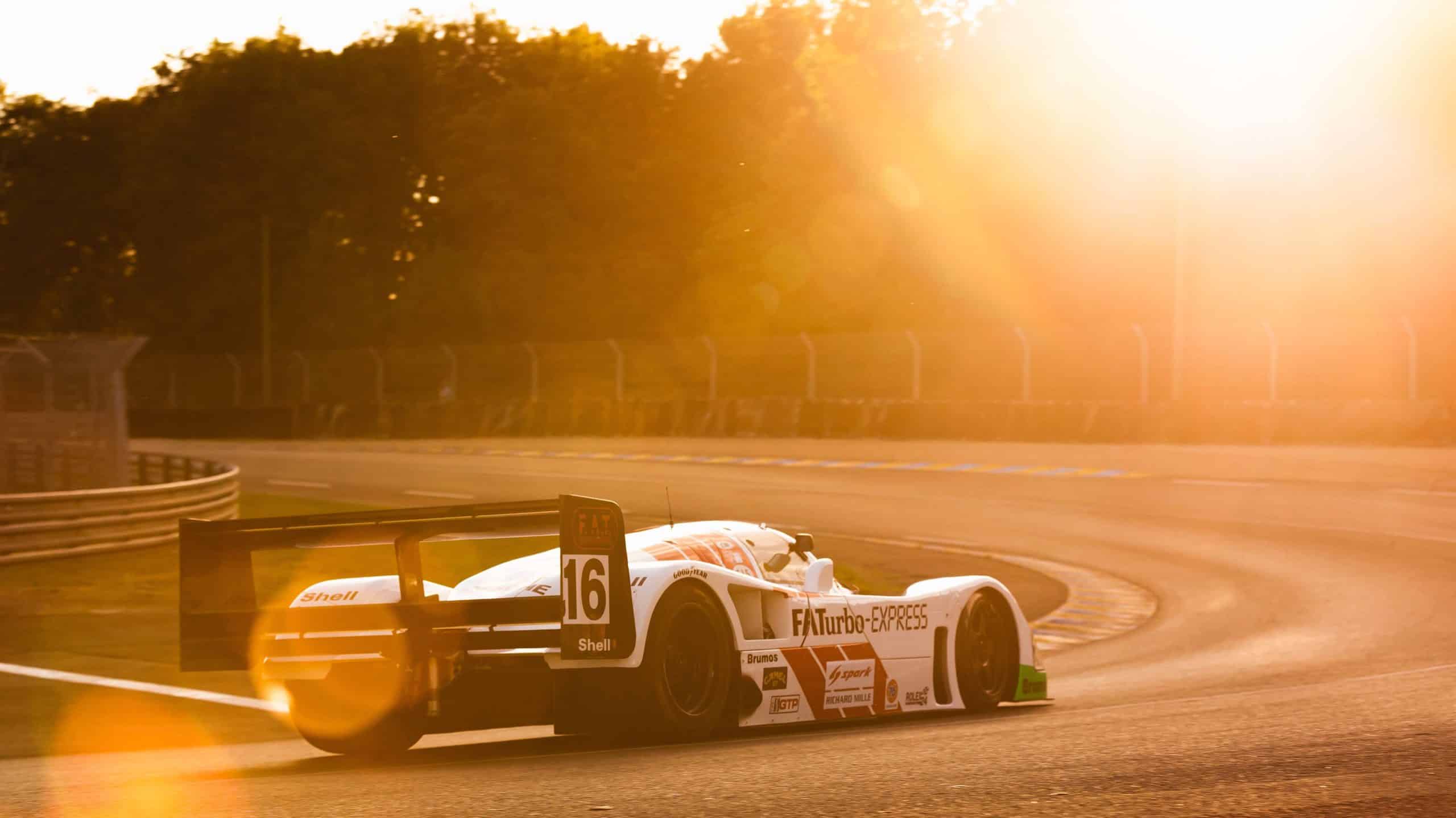 Porsche-962-drives-into-the-sunset-in-the-2022-le-Mans-Classic