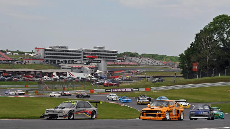 Start of the Special saloon-Modsports race at Brands Hatch 2022