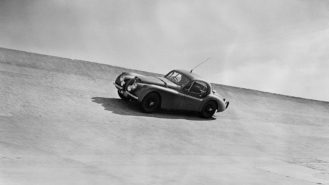 Record-breaking run at Montlhéry: Stirling Moss and the iconic Jaguar XK120