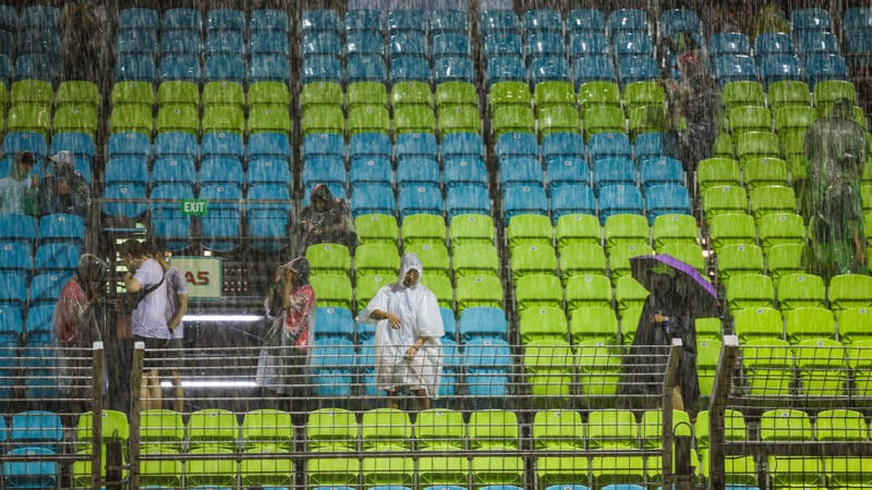 Fans-under-the-rain-at-2022-Singapore-GP