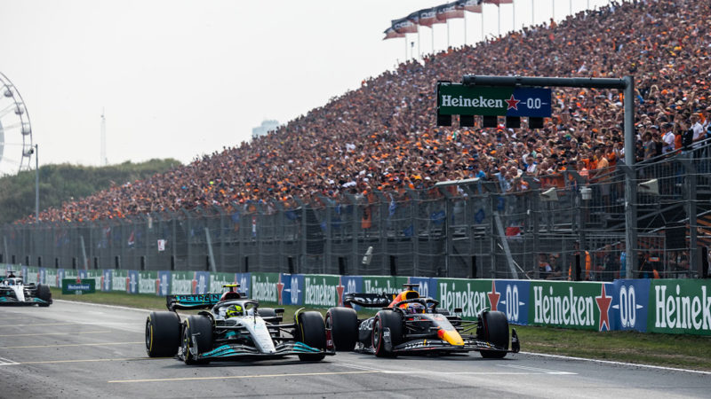Lewis-Hamilton-and-Max-Verstappen-battle-at-the-2022-Dutch-GP