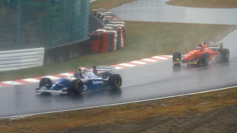 Damon Hill leads Jean Alesi in the 1994 Japanese Grand Prix